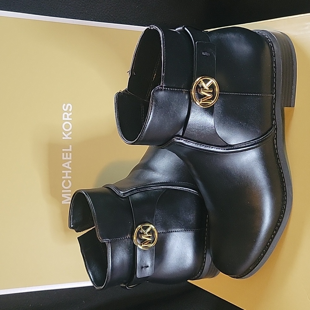 Michael Kors Carmen Ankle Boot. Like new, worn once. Size 8. Side zip. 1" heel.